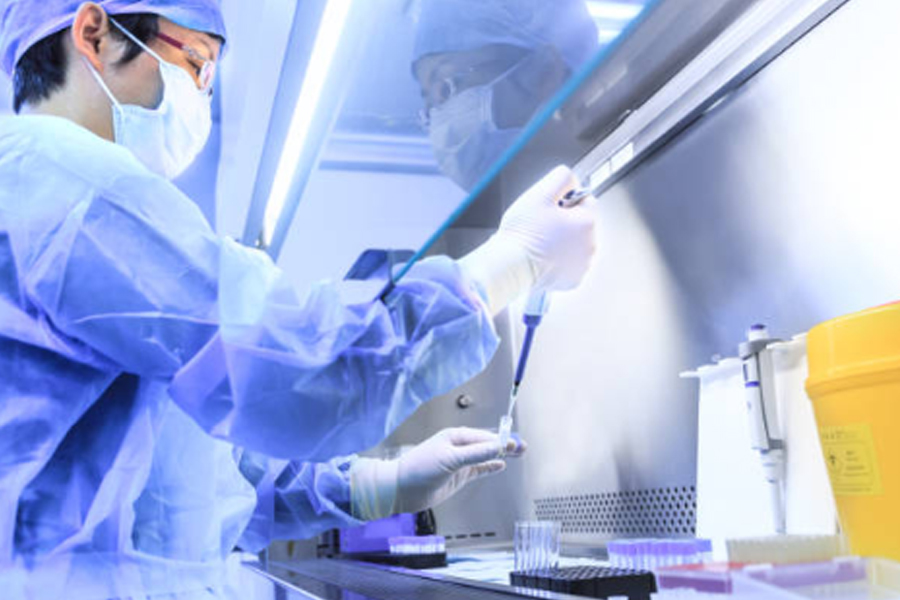 守護實驗室安全核心：如何選擇一臺合規(guī)高效的生物安全柜？